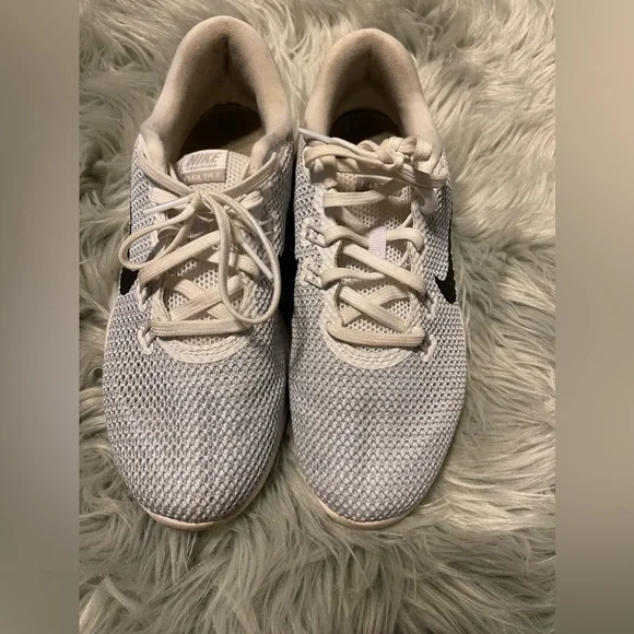 Womens 6.5 Nike Flex running sneakers - Picture 2 of 4
